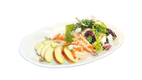 Radicchio-Endivien-Salat mit Äpfeln, Zwiebeln, Karotten und Walnüssen