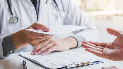 Arzt stellt PAtient Rezept aus