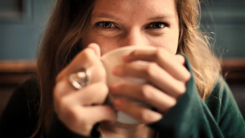 Frau trinkt eine Tasse Tee