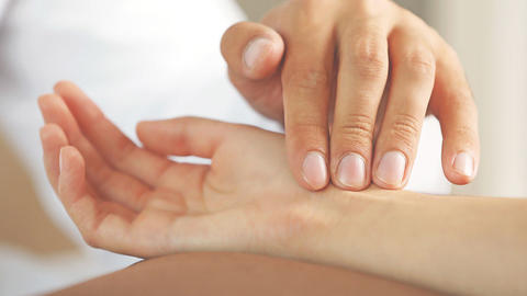 Am Handgelenk wird der Puls gemessen