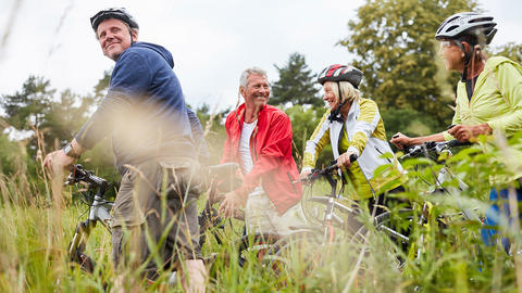 Gruppe Radfahrer in der Natur