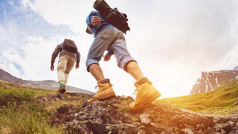 Zwei Menschen Wandern im der Natur
