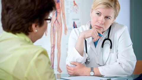 Ärztin spricht mit Patient