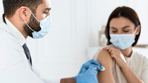 Frau bekommt eine Covid-19 Impfung