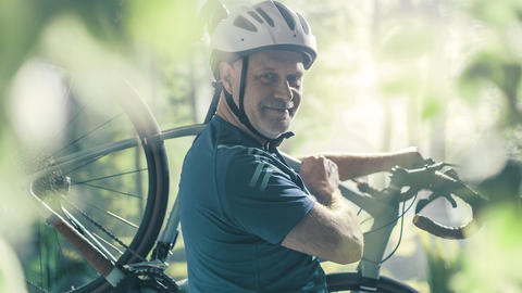 Man trägt sein Fahrrad aus der Garage