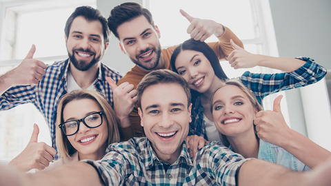 Gruppe junger Erwachsene, die ein Selfie machen