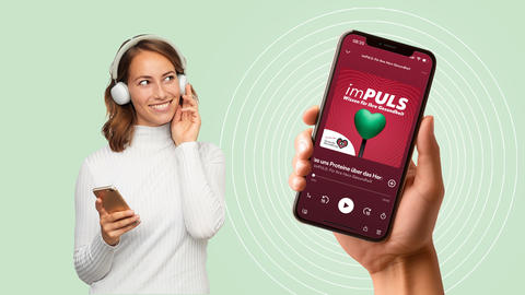 Handy mit Podcast Logo