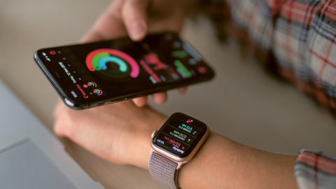 Mann schaut auf seine Smartwatch