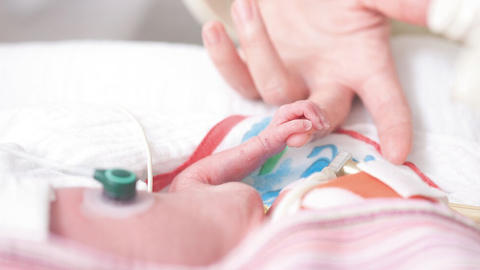 Frau hält Baby die Häde