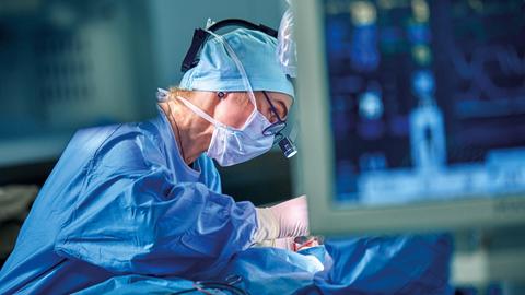 Ärztin opreriert Patienten der an Vorhofflimmern erkrankt ist