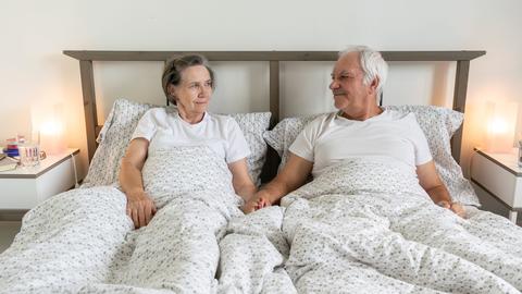 Älteres Paar gemeinsam im Bett