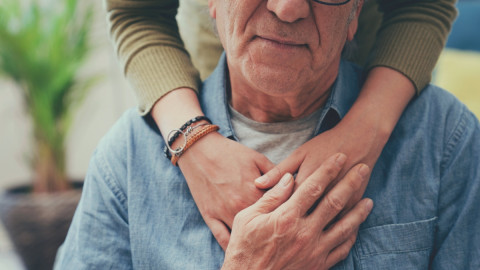 Angehöriger umarmt einen männlichen Herzpatienten