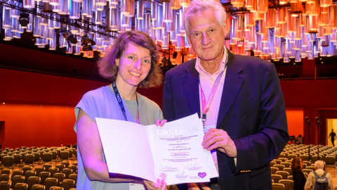 Dr. Sophia Klehs, Abteilung für Kinderkardiologie, Herzzentrum Leipzig, nimmt die Urkunde entgegen