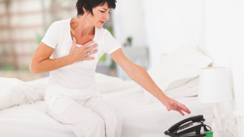 Frau hat schmerzen in der Brust